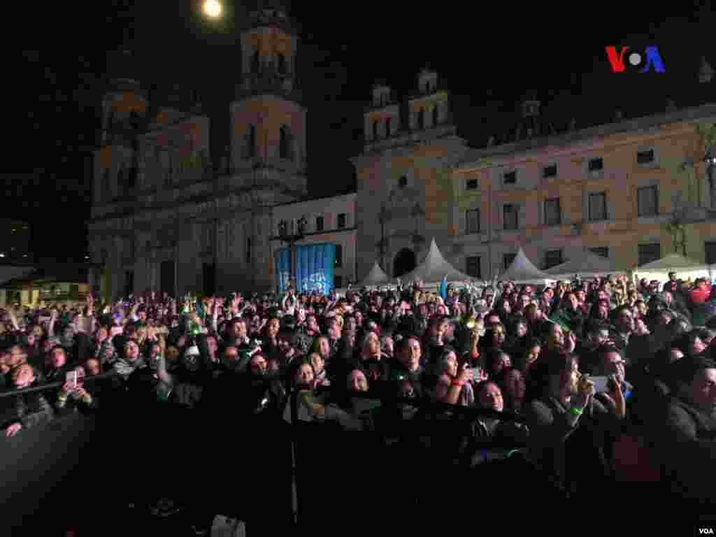 En la histórica Plaza de Bolívar, en el centro de Bogotá, casi 4.400 personas encendieron una luz, a través de pulseras de neón, rompiendo el récord Guinness. Foto: Karen Sánchez, VOA.&nbsp;Foto: Karen Sánchez, VOA.
