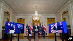 美国总统拜登在美白宫东厅内与澳大利亚总理莫里森和时任英国首相鲍里斯·约翰逊举行线上会晤，并就达成“美英澳三边安全伙伴关系”（AUKUS）发表讲话。（2021年9月15日）
