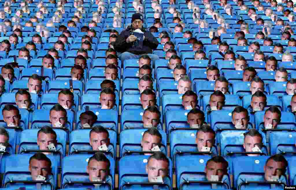 ស្រោមមុខ​រូប​កីឡាករ Jamie Vardy ត្រូវ​បាន​គេ​ដាក់​លើ​កៅអី​អង្គុយុ មុន​ពេល​ការ​ប្រកួត​បាល់ទាត់​រវាង​ក្រុម Leicester City និង​ក្រុម Everton នៅ​កីឡាដ្ឋាន King Power ក្នុង​ក្រុង Leicester ភាគ​កណ្តាល​ប្រទេស​អង់គ្លេស។&nbsp;
