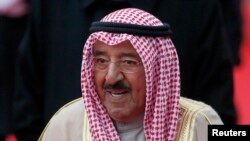 L'émir du Koweït, Cheikh Sabah al-Ahmad al-Sabah, à l'aéroport de Heathrow à Londres, le 26 novembre 2012. REUTERS/Stefan Wermuth
