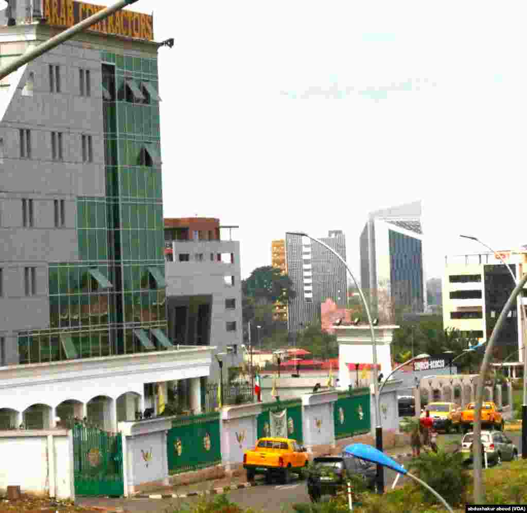 Mtaa mpoya wa majengo ya biashara na serikali unaojulikana kama Malabo II, Equatorial Guinea