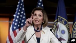 លោកស្រី​ Nancy Pelosi ប្រធាន​សភា​តំណាង​រាស្ត្រអាមេរិកាំងជួប​ជាមួយ​អ្នកសារព័ត៌មាន​ក្នុង​សន្និសីទ​ប្រចាំសប្តាហ៍​របស់​អ្នក​ស្រីក្នុង​រដ្ឋ​ធានី​វ៉ាស៊ីនតោន​កាលពី​ថ្ងៃទី​០៥ ខែធ្នូ ឆ្នាំ២០១៩។