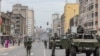 À Maputo, une centaine de manifestants marchaient vers une place du centre de la capitale en criant des slogans tels que "Le Frelimo dehors".