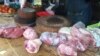 សាច់ជ្រូកលក់នៅផ្សារកណ្តាលក្នុងរាជធានីភ្នំពេញ​ កាលពីថ្ងៃទី២៤ ខែកក្កដា ឆ្នាំ២០១៩។ (ណឹម សុភ័ក្រ្តបញ្ញា/VOA) 