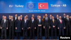 Le Premier ministre turc Ahmet Davutoglu ( C ) pose avec les dirigeants de l'Union européenne lors d'un sommet UE-Turquie à Bruxelles, le 7mars 2016.