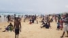 Forte affluence à la plage de Yoff BCEAO, à Dakar, le 5 août 2018. (VOA/Seydina Aba Gueye)