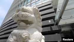 北京金融街一家銀行外的石獅子和監控攝像頭。 （2021年7月9日）