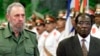 Le président cubain Fidel Castro reçoit le président du Zimbabwe, Robert Mugabe, au palais de la Révolution à La Havane, le 16 juillet 2002.