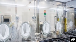 Watafiti wa maabara ya kampuni ya  Gilead Sciences wakitafiti dawa ya Remdesivir La Verne, California, U.S. March 18, 2020. Picture taken March 18, 2020. Gilead Sciences Inc/Handout via REUTERS. 