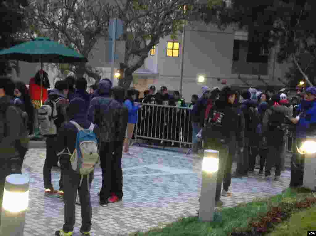 香港大學罷課學生和一些民間團體在港大校委會會場外抗議(美國之音海彥拍攝)