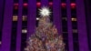 En diciembre de 1933 se encendieron por primera vez las luces de un gran Árbol de Navidad en el Rockefeller Center, de Nueva York. Desde entonces, forma parte de una de las tradiciones de Fin de Año en la ciudad.