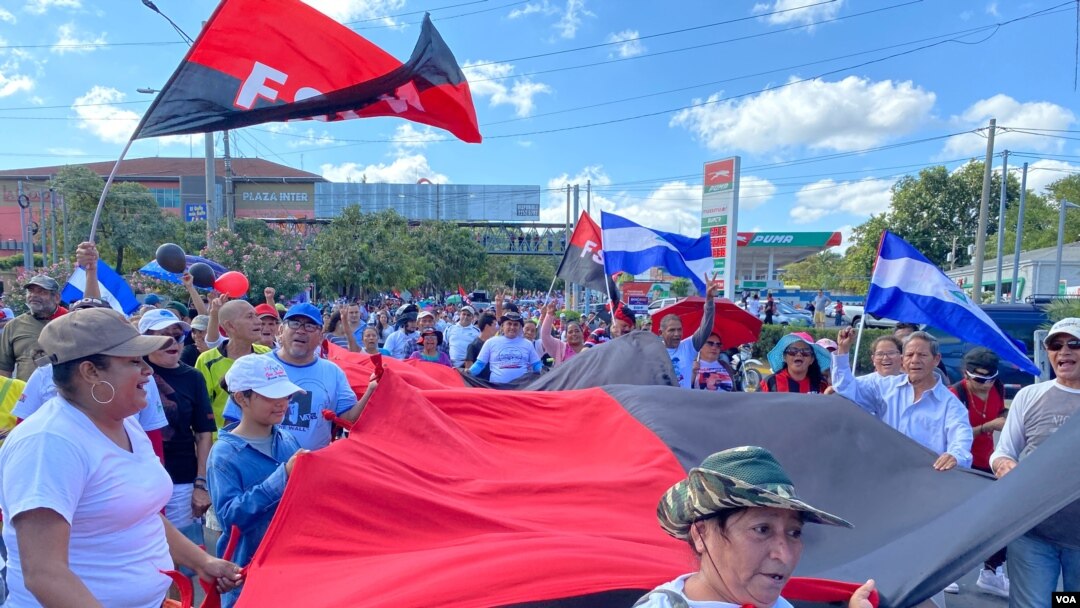 Miembros del partido gobernante FSLN de Nicaragua participan en una marcha en la ciudad de Managua.