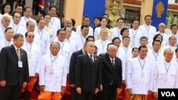 Cambodian King Norodom Sihamoni (in middle) in group photo with ruling members of National Assembly on first session, file photo. (Photo: VOA Khmer)