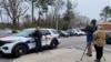 Un agent du département de police de Virginia Beach parle aux journalistes locaux, à Virginia Beach, Virginie, le 23 mars 2021.