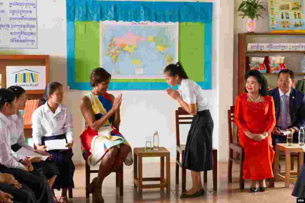 លោកស្រី Michelle Obama ភរិយា​លោក​ប្រធានាធិបតី​សហរដ្ឋ​អាមេរិក​ពិភាក្សា​ជាមួយ​សិស្ស​ស្រី​ខ្មែរ​នៅ​​​វិទ្យាល័យ​ហ៊ុន​ សែន​ប្រាសាទ​បាគង​នៅ​ជាង​ក្រុង​សៀមរាប កាល​ពី​ព្រឹក​ថ្ងៃ​សៅរ៍​ទី​២១ ខែ​មីនា ឆ្នាំ​២០១៥ ដោយ​មាន​វត្តមាន​លោកស្រី​ប៊ុន រ៉ានី។ លោកស្រី Obama មាន​គោលដៅ​​​លើក​ស្ទួយ​កម្មវិធី​អប់រំ​ &zwj;&laquo;គម្រោង​ផ្តល់​ឱកាស​ឲ្យ​សិស្ស​ស្រី​បាន​សិក្សា&raquo; ឬ &quot;Let Girls Learn&quot;។ (នៅ​ វណ្ណារិន/VOA)