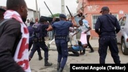 Polícias bate em manifestantes em Luanda, quando estes participavam numa manifestação contra o desemprego