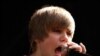 Penyanyi asal Kanada, Justin Bieber saat tampil di halaman Gedung Putih, 5 April 2010.