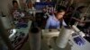 រូប​ឯកសារ៖ កម្មការិនីកំពុង​ធ្វើការ​នៅ​ក្នុង​រោងចក្រ​កាត់ដេរ​មួយនៅ​រាជធានី​ភ្នំពេញ កាលពីថ្ងៃទី២៨ ខែមីនា ឆ្នាំ២០១៦។ (Reuters)