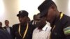Ladislas Ntaganzwa, au centre, tenu par des éléments des forces de sécurité rwandaises.