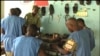Des détenus en train d'apprendre à fabriquer des chaussures à Abuja, le 20 novembre 2018. (VOA/Gilbert Tampa)