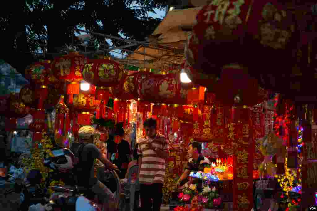 តូបលក់ទំនិញបានដាក់លក់សម្ភារៈពណ៌ក្រហមសម្រាប់ពិធីបុណ្យចូលឆ្នាំចិន វៀតណាមក្នុងរាជធានីភ្នំពេញ ប្រទេសកម្ពុជាកាលពីថ្ងៃទី៣០ ខែមករា ឆ្នាំ២០១៩។(ទុំ ម្លិះ/VOA)