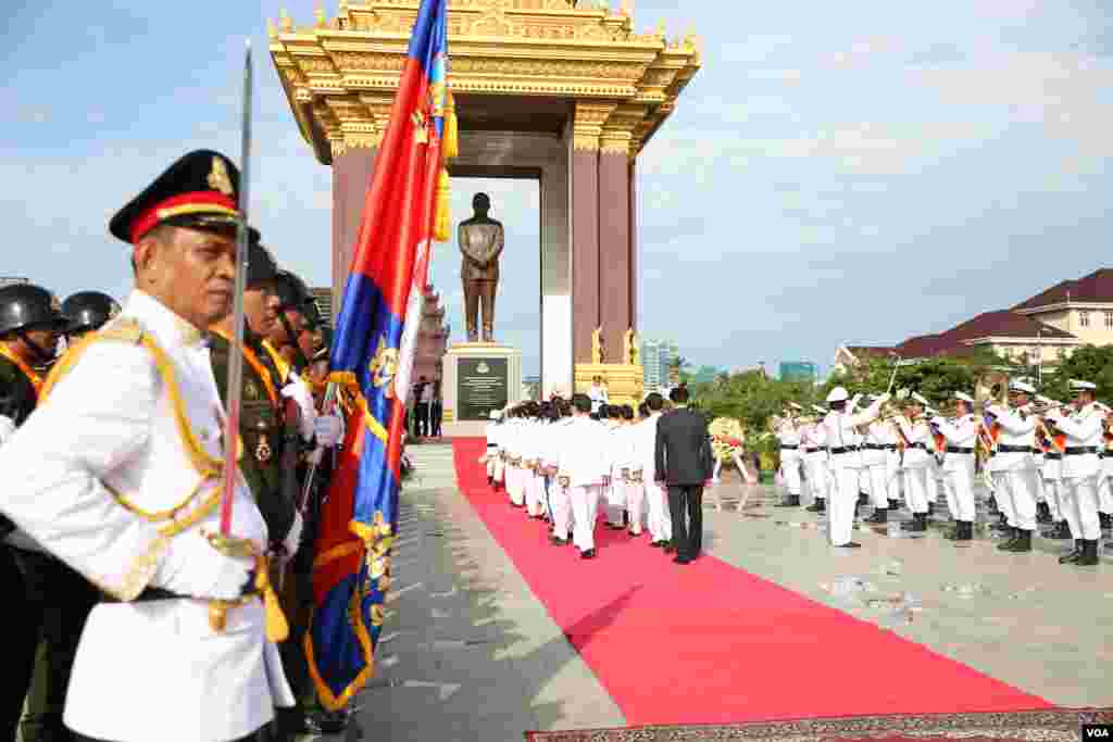 ក្រុមមន្រ្តីតំណាងក្រសួងនានាប្រមាណ៣០០នាក់ប្រមូលផ្ដុំគ្នា ដើម្បីគោរពព្រះវិញ្ញាណក្ខន្ធព្រះករុណាព្រះបាទសម្តេចនរោត្តម សីហនុ ព្រះបរមរដ្ឋនកោដ្ឋ នៅថ្ងៃខួបបីឆ្នាំនៃការសោយទីវង្គតរបស់ព្រះអង្គ ដែលប្រារព្ធឡើងនៅបូជនីយដ្ឋានតម្កល់រូបសំណាកព្រះបរមរតនកោដ្ឋ នៅលើសួនច្បារវិមានឯករាជ្យ តាមបណ្តោយមហាវិថីសីហនុ នៅរាជធានីភ្នំពេញ នៅព្រឹកថ្ងៃទី១៥ ខែតុលា។ អតីតព្រះមហាក្សត្រព្រះបាទនរោត្តម សីហនុសោយទីវង្គត នៅព្រះជន្ម៨៩ព្រះវស្សា នៅទីក្រុងប៉េកាំង ប្រទេសចិន កាលពីថ្ងៃទី១៥ ខែតុលា ឆ្នាំ២០១២។ (ឡេង ឡែន /VOA)