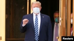 Rais wa Marekani Donald Trump punde tu baada ya kutoka kwa hospitali ya Walter Reed mjini Bethesda, Maryland Jumatatu jioni. Oktoba 5, 2020.