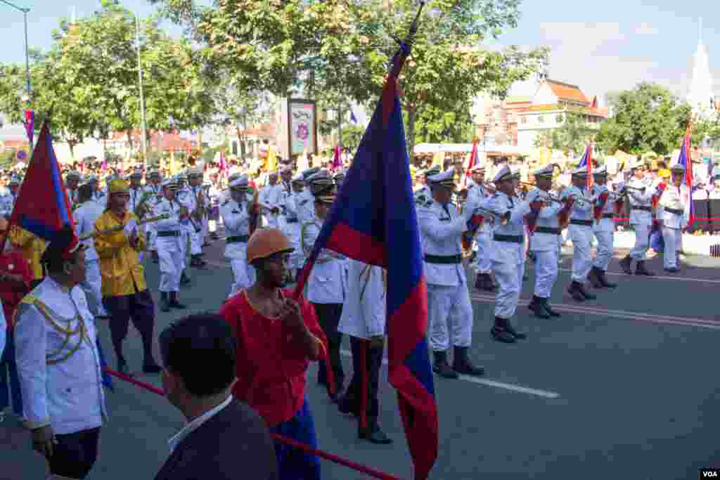Cambodia orchestra parade leading the Royal parade. (Nov Povleakhena/VOA Khmer)