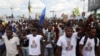 Les partisans du candidat à la présidence de l'opposition congolaise, Martin Fayulu, scandent des slogans alors qu'ils l'accueillent à l'aéroport international de N'djili à Kinshasa, en République démocratique du Congo, le 21 novembre 2018.