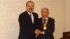 O'zbekiston Bosh vaziri o'rinbosari Abdulla Oripov (chapda) marhum shoir Abdulla Oripov bilan, 2007-yil, 12-yanvar.