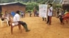 Une campagne de sensibilisation des baka au Covid-19, à Oding village situé à 30 km de Djoum région du sud, au Cameroun. (VOA/Emmanuel Jules Ntap)