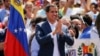 El presidente encargado de Venezuela Juan Guaidó saluda a partidarios a su llegada a una de las manifestaciones convocadas por él contra el gobierno del presidente en disputa Nicolás Maduro el 2 de febrero de 2019 en Caracas, Venezuela.