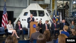 El director de la NASA, Charles Bolden, presenta a los nuevos astronautas.