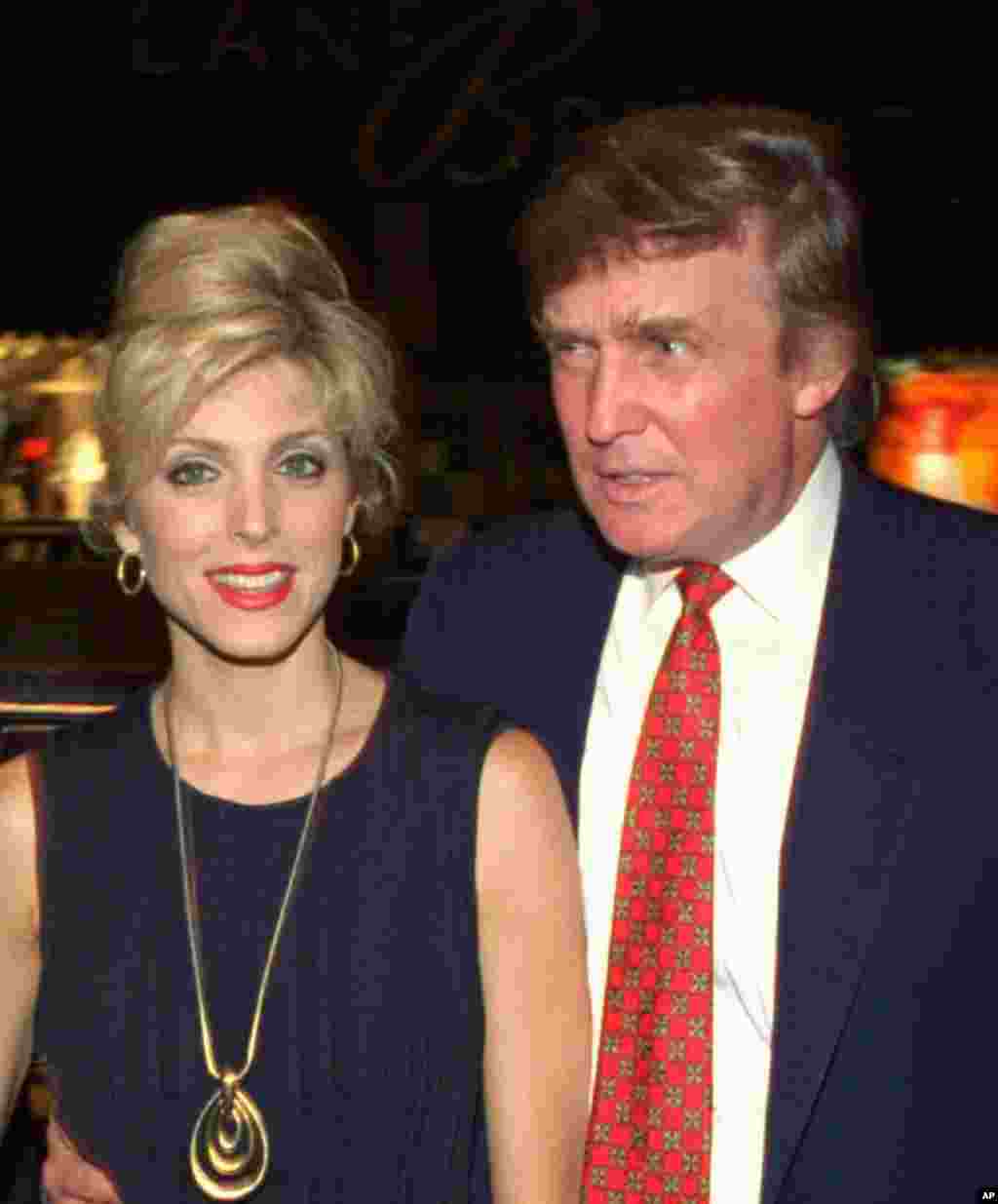លោក Donald Trump និង​អតីត​ភរិយា​លោកស្រី Marla Maples ថត​រូប​កាល​ពី​ថ្ងៃ​ទី២៣ ខែ​សីហា ឆ្នាំ​១៩៩៤។