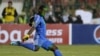 Senzo Meyiwa frappe le ballon lors du match des Orlando Pirates contre Al-Ahly, Egypte, le 10 novembre 2013. 