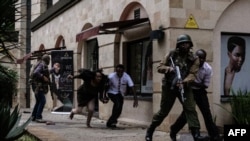 Jeshi la polisi nchini Kenya likisaidia watu kutoroka baada ya shambulio la bomu kwenye hoteli ya DusitD2 mjini Nairobi, Januari 15, 2019. Picha ya AFP