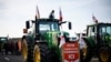 Francuski farmeri blokiraju saobraćajnicu tokom protesta zbog poreza, pritiska na cene i zelene regulacije, 29. januara 2024. 