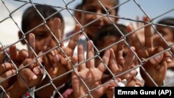Des enfants Syriens réfugiés dans un camp à Suruc, à la frontière turque 