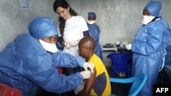 Shirika la Madaktari wasiokuwa na mipaka (MSF) wakitoa chanjo ya Ebola katika Kituo cha Goma Nov. 14, 2019.