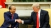 លោក Trump ពិភាក្សា​អំពី​ឱនភាព​ពាណិជ្ជកម្ម​ជាមួយ​នឹង​មេដឹកនាំ​វៀតណាម​នៅ​សេតវិមាន​