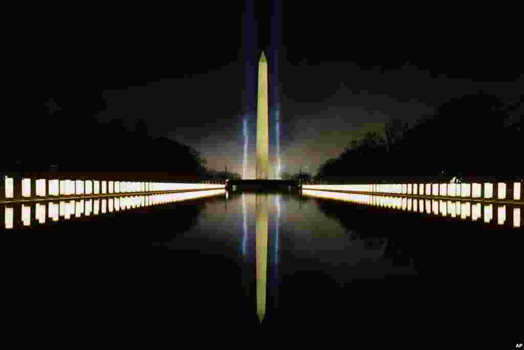 Kembang api terlihat di latar belakang Reflecting Pool dan Washington Monument selama konser &quot;Celebrating America&quot; di monumen Lincoln Memorial di Washington DC, Rabu malam 20 Januari 2021, setelah pelantikan Presiden Joe Biden. (Foto: Joshua Roberts / AP)