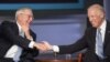 L'ancien vice-président américain Walter Mondale (à gauche) serre la main de Joe Biden, alors vice-président, lors d'un événement en l'honneur de Mondale à l'Université George Washington à Washington, le 20 octobre 2015.