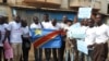 Des militants des mouvements citoyens de la Lucha, ainsi que Filimbi et Réveil des indignés, réclament le départ du pouvoir du président Joseph Kabila dont le mandat s’est terminé le 19 décembre 2016. (VOA/Ernest Muhero)