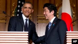 រូបឯកសារ៖ លោក​ប្រធានាធិបតី​ Barack Obama និង​នាយក​រដ្ឋមន្ត្រី​ជប៉ុន លោក Shinzo Abe ចាប់​ដៃ​គ្នា​នៅ​ចុង​បញ្ចប់​នៃ​សន្និសីទ​កាសែត​រួម​មួយ​នៅ​គេហដ្ឋាន​សម្រាប់​ទទួល​ភ្ញៀវ​របស់​រដ្ឋ Akasaka នៅ​ក្រុង​តូក្យូ ថ្ងៃ​ទី​២៤ ខែ​មេសា ឆ្នាំ​២០១៤។ (AP Photo/Carolyn Kaster)