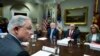 En esta foto del martes 20 de marzo de 2018, el entonces fiscal general Jeff Sessions, (izquierda), habla durante una mesa redonda sobre ciudades santuario organizada por el presidente Donald Trump, tercero desde la derecha, en la sala Roosevelt de la Casa Blanca.