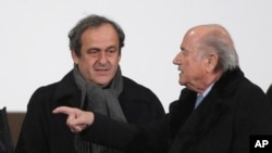 A gauche, le président de l'UEFA, suspendu, Michel Platini et Sepp Blatter, le president démissionnaire de la Fifa, également suspend.