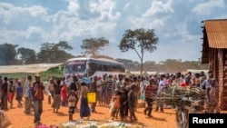Wakimbizi wa Burundi waliokimbia vita na mvutano wa kisiasa nchini kwao wakiwa katika kambi ya wakimbizi ya Nyarugusu magharibi ya Tanzania, Mei 28, 2015 