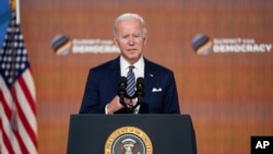 Rais Biden alipozungumza katika mkutano wa demokrasia akiwa katika ikulu ya Marekani Desemba 10, 2021, in Washington. (AP Photo/Evan Vucci)