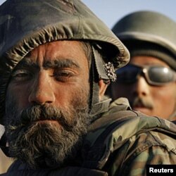 Soldado afegão durante uma patrulha, numa região onde os talibãs têm uma intensa actividade.