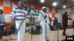 Músicos no centro cultural da Kilamba